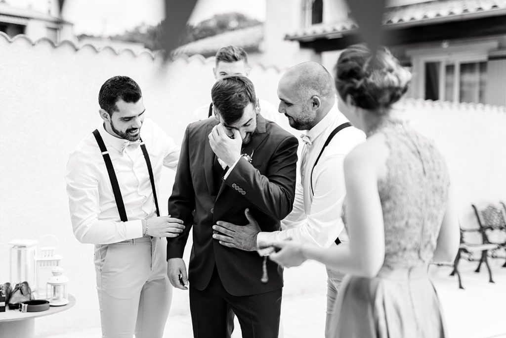 Photos des préparatifs du marié avec ses témoins et sa soeur. Le marié rigole car ses témoins l’embêtent. 