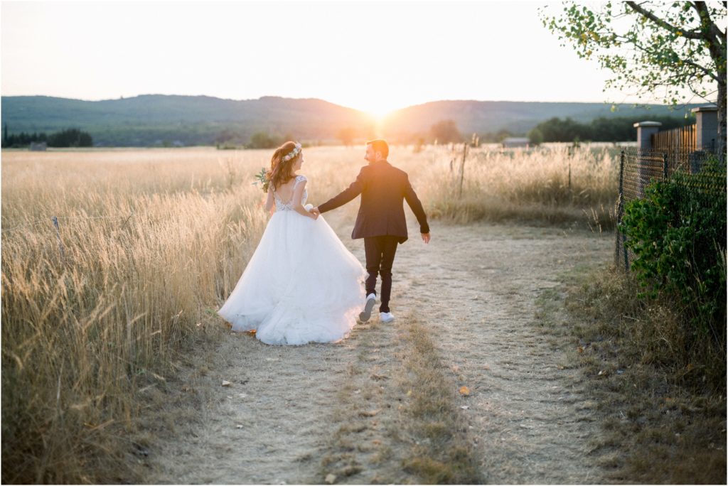 photo mariage Forcalquier photos de couple de mariés dans un champ de blé au coucher du soleil