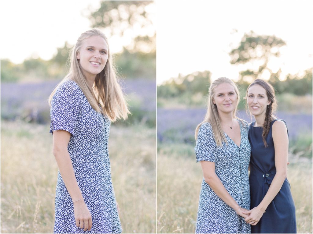 seance photo entre soeurs dans un champ de lavande vers Forcalquier