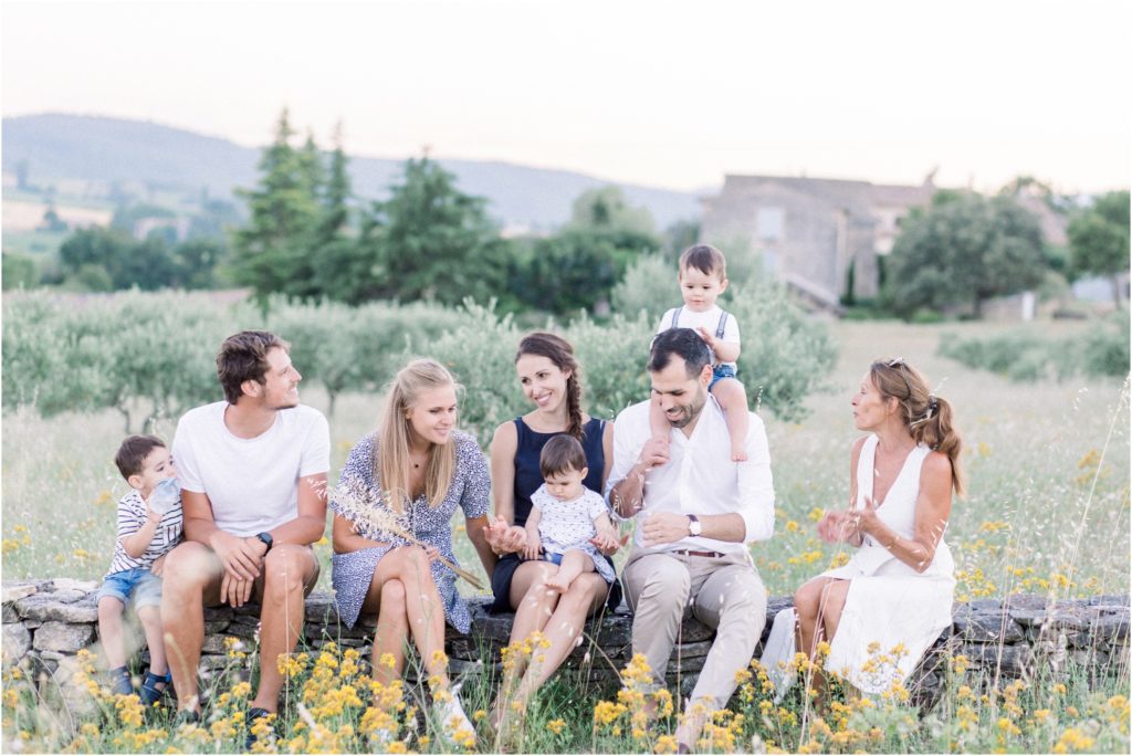 Seance photographe famille entre générations dans un champ d'olivier à Forcalquier