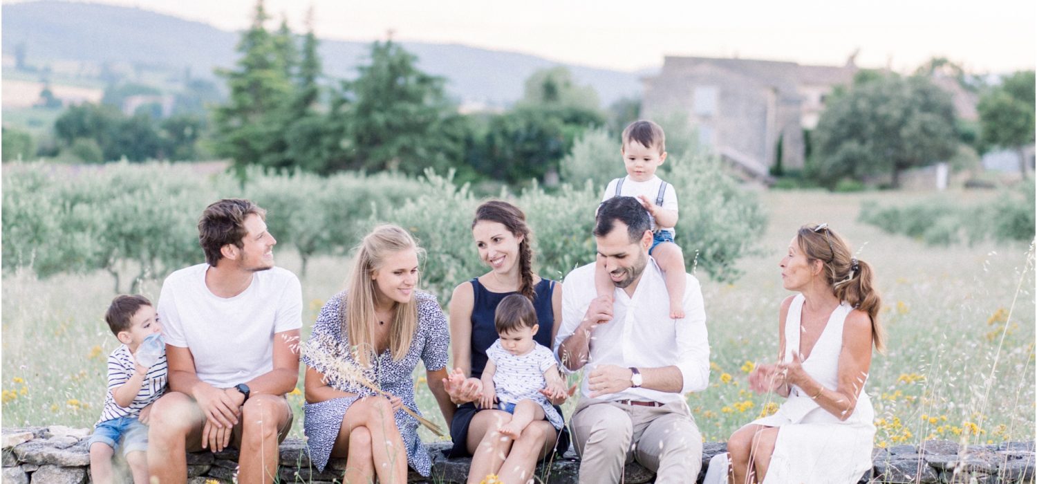 Seance photo famille entre générations à Forcalquier dans un champ d'olivier