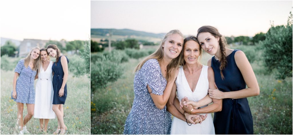 Seance photo famille entre mere et filles dans un champ
