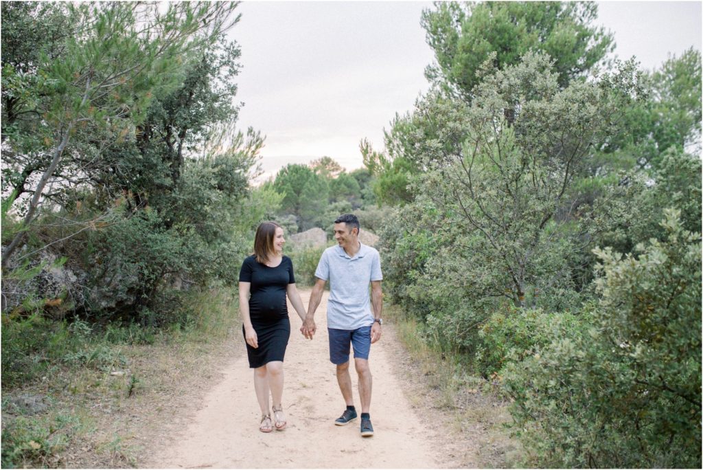 Shooting grossesse vers Aix en Provence dans la nature au coucher du soleil