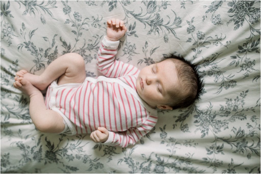 Bébé endormi sur un lit lors de son shooting newborn vers Pertuis
