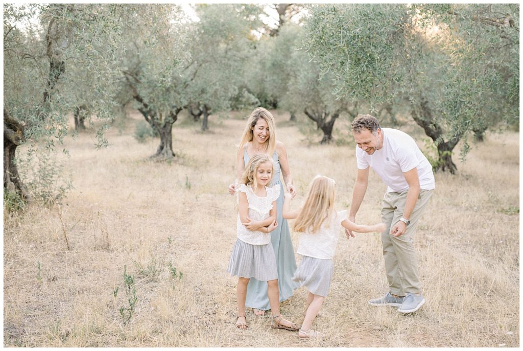 seance photo famille dans un champs d'olivier Lourmarin